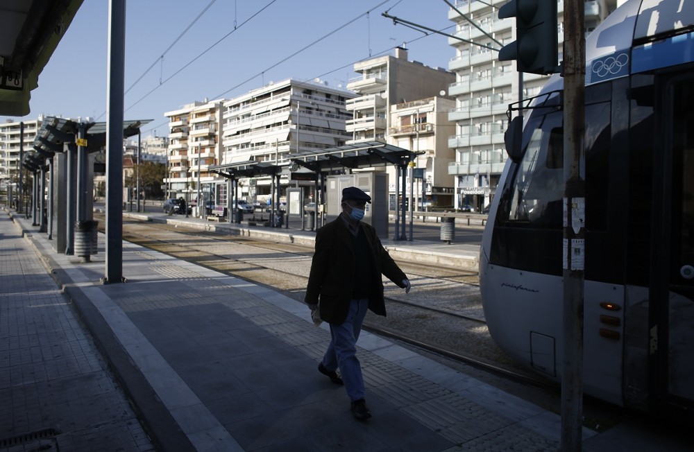 Κορωνοϊός: Νέα, αυστηρά περιοριστικά μέτρα στην Ευρώπη, παραμονή των πρώτων εμβολιασμών