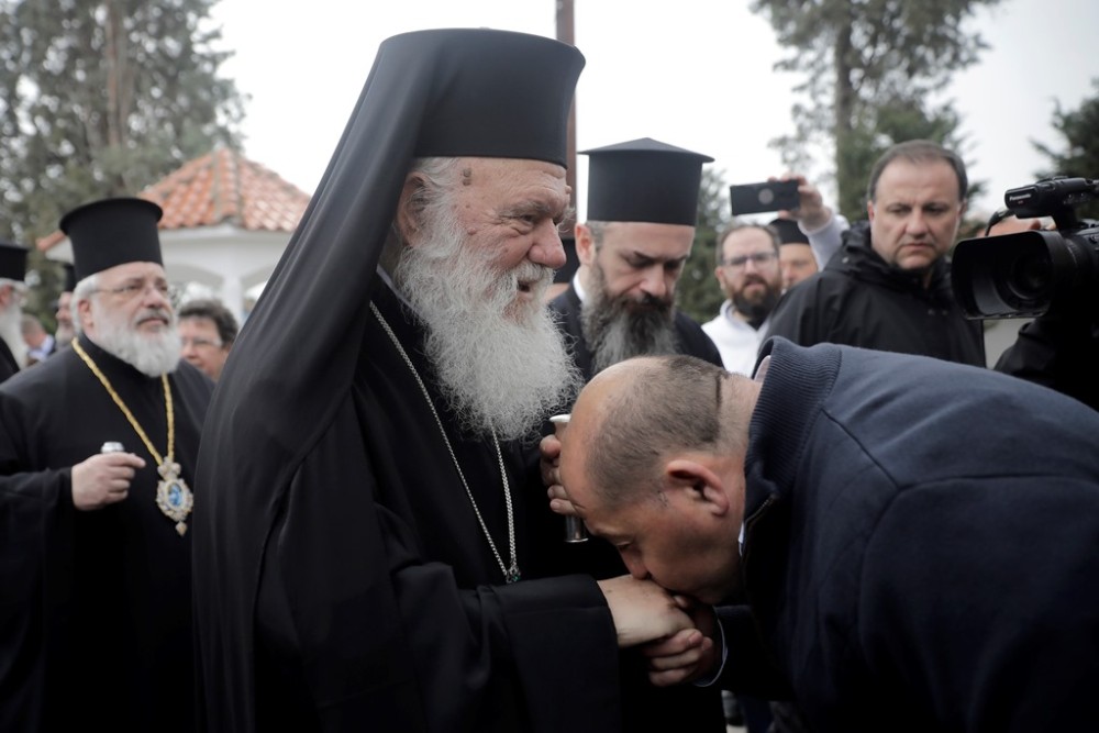 Στο πλευρό των φρουρών στις Φέρες ο αρχιεπίσκοπος Ιερώνυμος