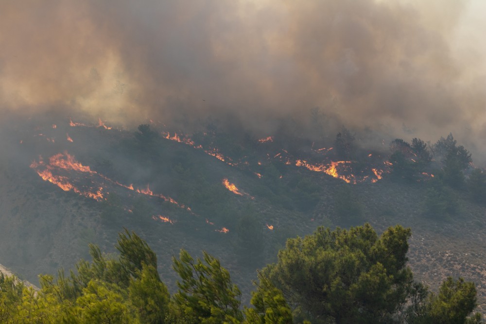 Μαίνονται οι φωτιές σε Κάρυστο, Ρόδο και Κέρκυρα