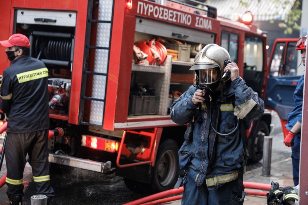 Φωτιά στο κέντρο της Αθήνας: καίγεται ακάλυπτος κτηρίου στη Χαριλάου Τρικούπη και Σόλωνος