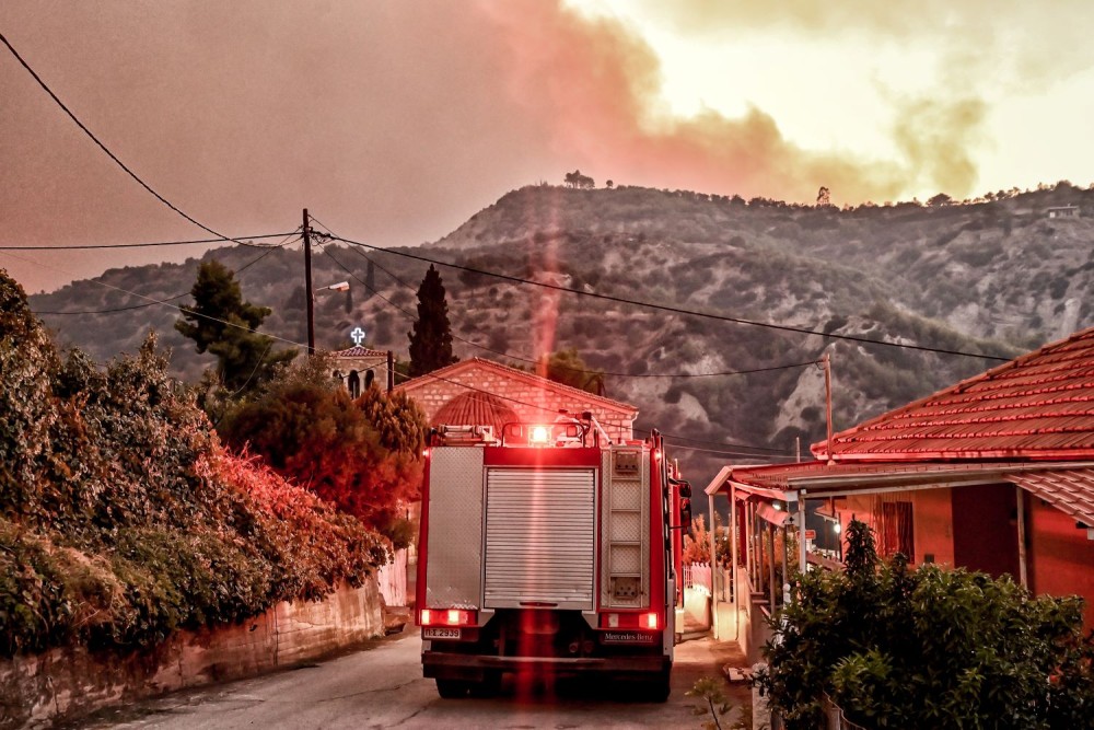 Φωτιά στο Ξυλόκαστρο: συνεχίζεται η μάχη των πυροσβεστικών δυνάμεων - Εκκενώνονται τα Σοφιανά