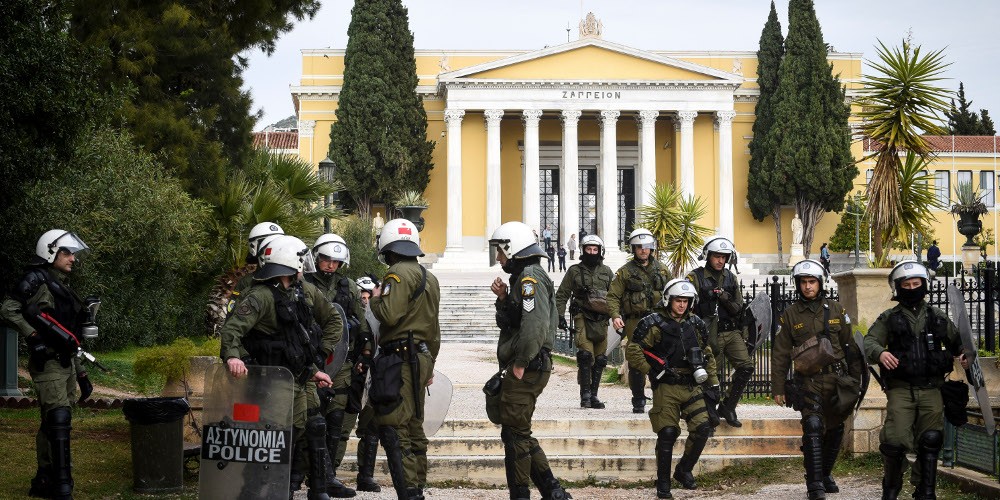 Δίωξη αστυνομικού που κατηγορείται ότι εμπόδισε σύλληψη κουκουλοφόρου